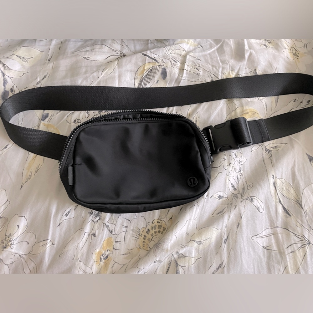 Lululemon Sling Bag 1L